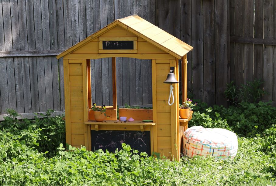 Spielhaus im DIY Aufbau